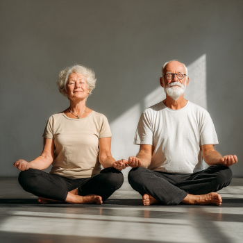 Група пожилих людей займається йогою